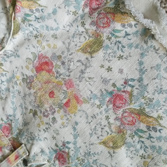 Cute floral shorts - Picture 2 of 4